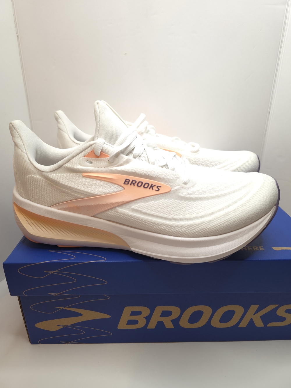 Size 8.5W Brooks Revel 9 white/cyber peach/purple